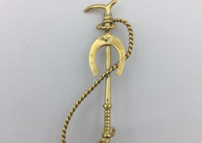 Broche vénerie fouet avec lanière et fer à cheval