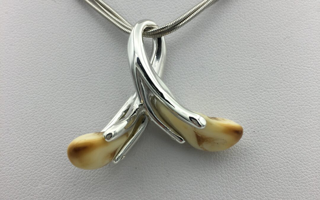 Collier argent moderne crocs de cerf