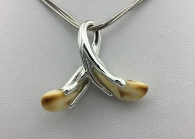 Collier argent moderne crocs de cerf