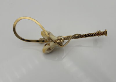 Broche « stick », ceinturion et crocs de cerf