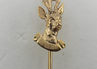Broche vènerie tête de chevreuil avec bandeau
