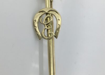Broche vènerie avec fer à cheval et initiale