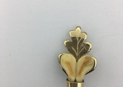 Pendentif 1 feuille de chêne, bandeau et crocs de cerf