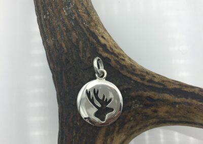 Pendentif motif cerf