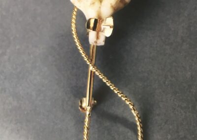 Broche vènerie fouet lanière, ceinturon et crocs de cerf