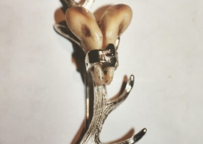 Broche bois de cerf, ceinturon et crocs de cerf