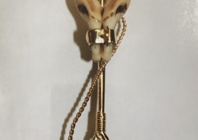 Broche vènerie fouet lanière, ceinturon et crocs de cerf