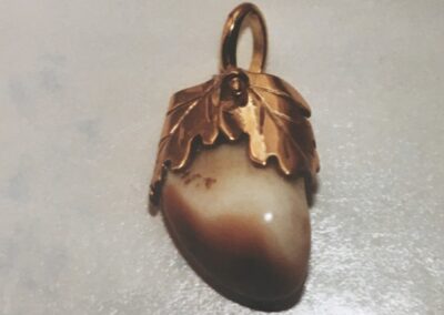 Pendentif feuilles de chêne et 1 croc de cerf