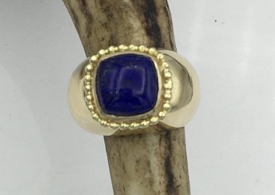 Bague or perlé et lapis-lazuli