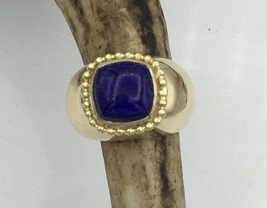 Bague or perlé et lapis-lazuli